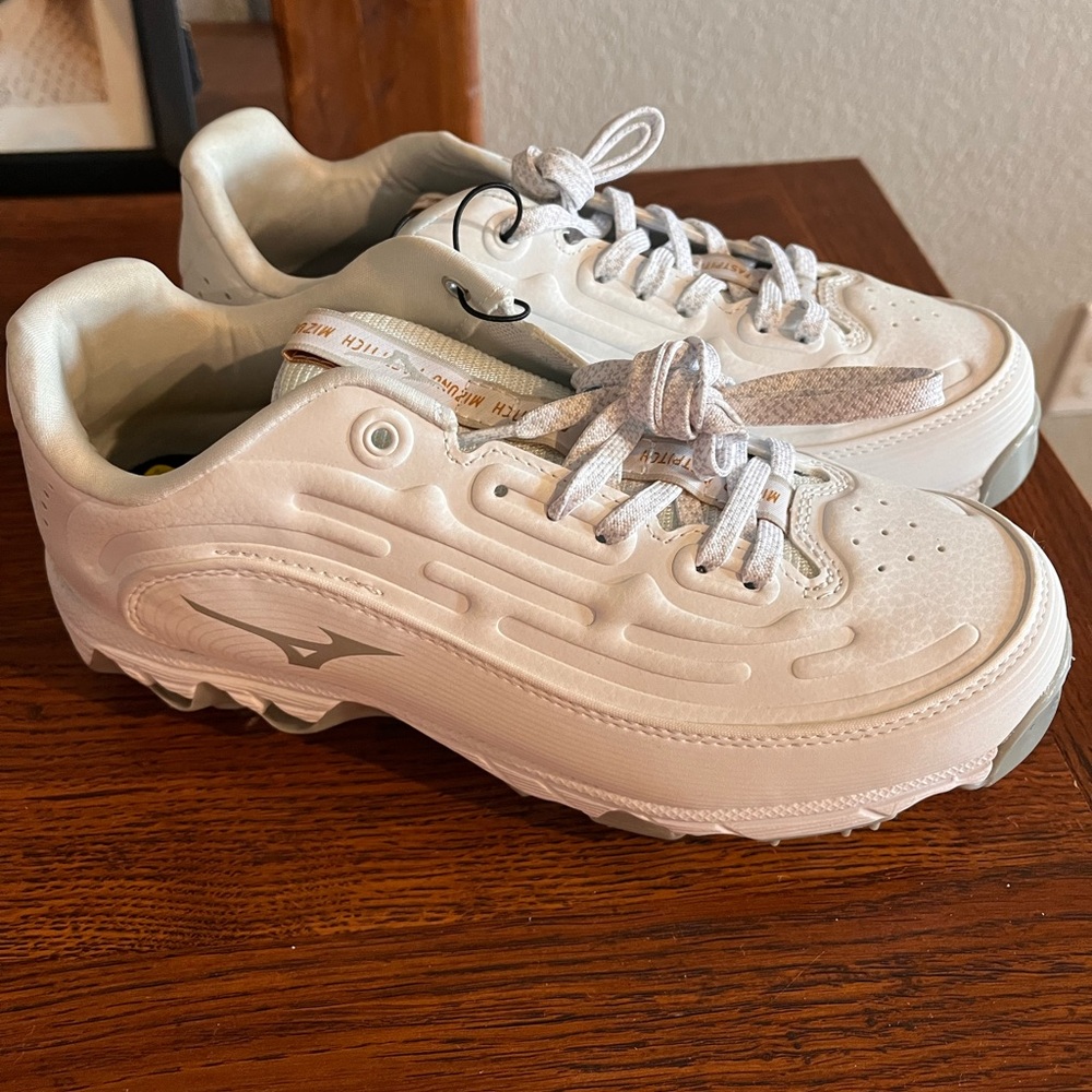 Mizuno 9-Spike Swift Metal Softball Cleats, Fastpitch, Womens 7, 11GM236001